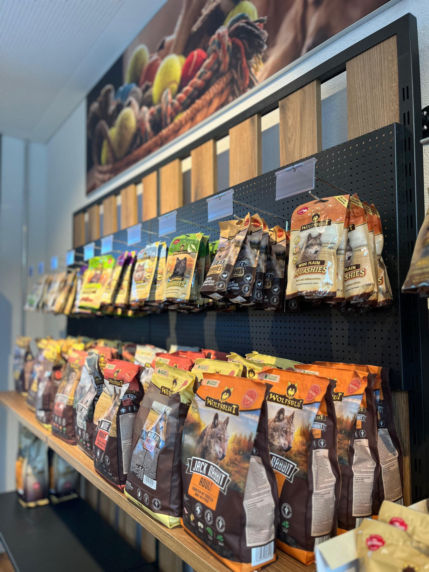 Regal mit Hundefutter und Snacks im Ladengeschäft der Felloase