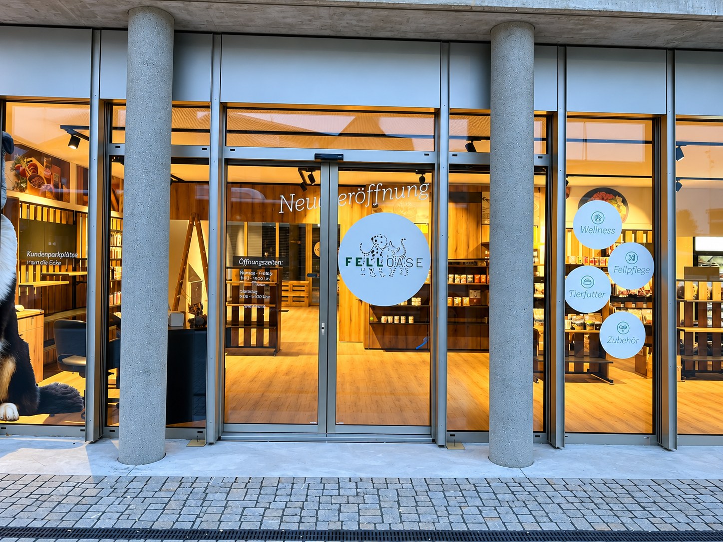 Ladeneingang der Felloase im Abendlicht